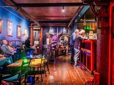 stylish-wine-bar-pizza-private-laneway-for-functions-3