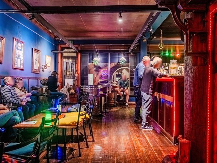 stylish-wine-bar-pizza-private-laneway-for-functions-3