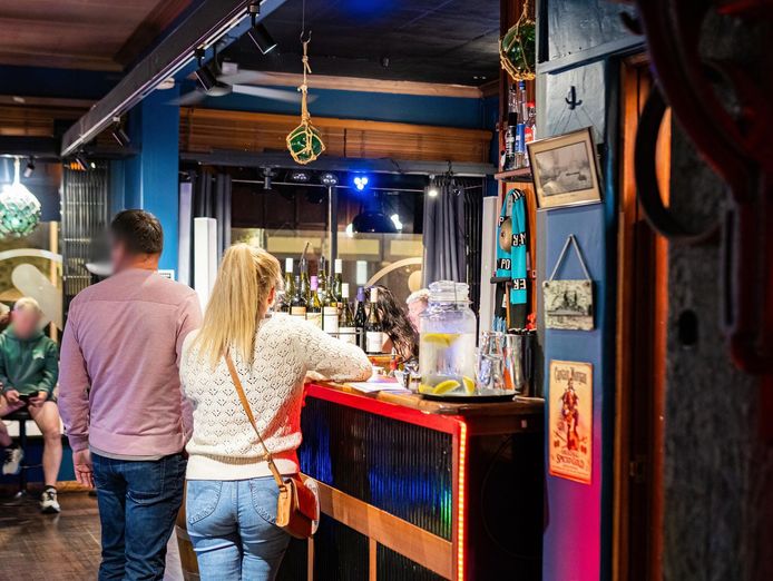 stylish-wine-bar-pizza-private-laneway-for-functions-7