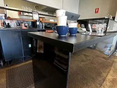 redfern-cafe-in-front-of-metro-station-wiwo-2