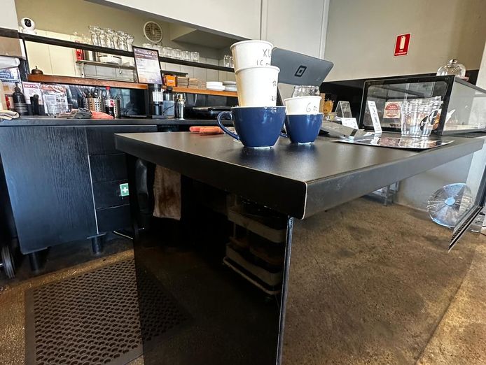 redfern-cafe-in-front-of-metro-station-wiwo-2