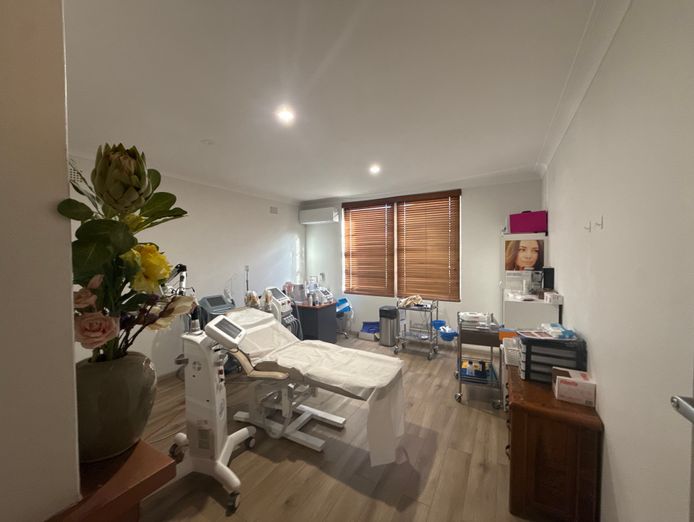 established-well-respected-laser-general-practice-clinic-4