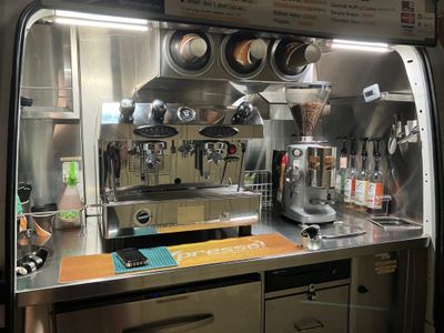 beautiful-mobile-cafe-beautiful-customers-great-income-home-for-lunch-9