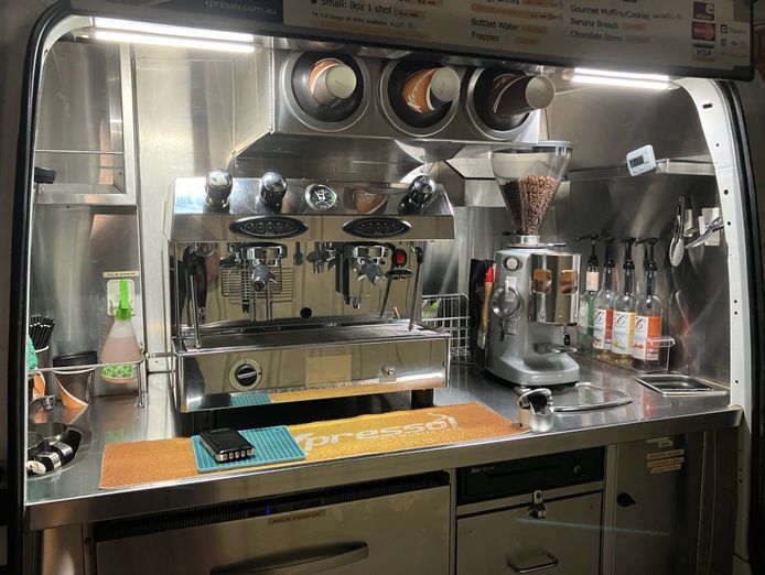 beautiful-mobile-cafe-beautiful-customers-great-income-home-for-lunch-9