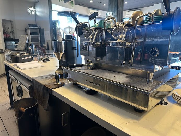 a-thriving-cafe-restaurant-canvas-awaits-your-vision-4