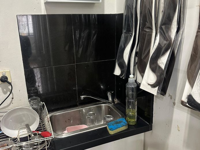 hair-salon-barber-for-sale-9500-takeover-lease-only-435-and-week-plus-outgoing-9