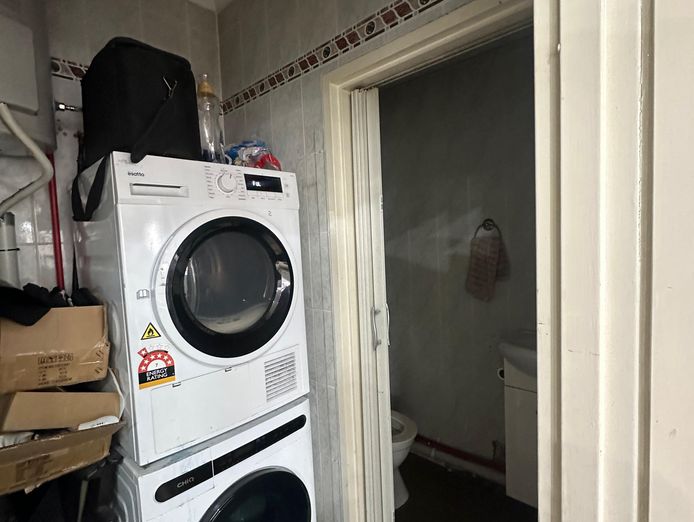 hair-salon-barber-for-sale-9500-takeover-lease-only-435-and-week-plus-outgoing-6