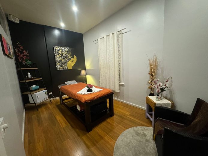 thai-massage-therapist-5