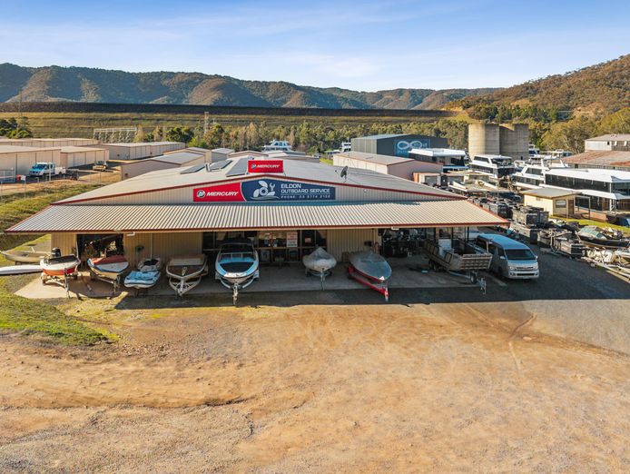 established-outboard-houseboat-service-centre-lake-eildon-0