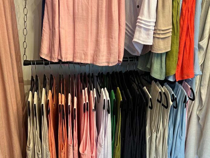 designer-ladies-clothing-business-established-high-foot-traffic-location-4