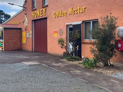 iconic-3rd-generation-tasmanian-honey-producer-2