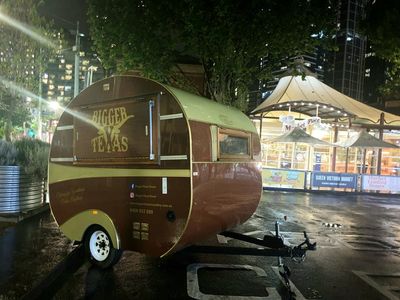 outstanding-food-truck-and-catering-business-4