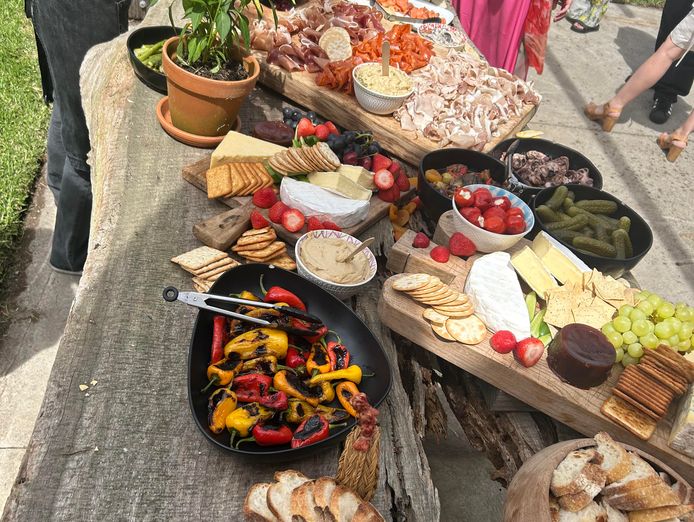outstanding-food-truck-and-catering-business-7