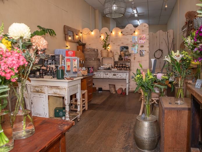 gray-street-flowers-corner-the-market-with-hamiltons-only-floristry-business-3