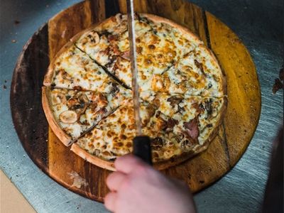 established-gourmet-pizza-brand-2-stores-loyal-customers-4