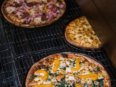 established-gourmet-pizza-brand-2-stores-loyal-customers-5
