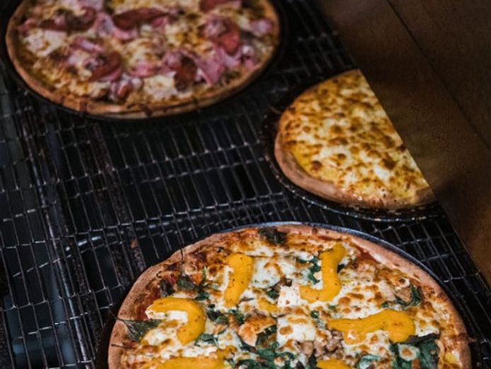 established-gourmet-pizza-brand-2-stores-loyal-customers-5