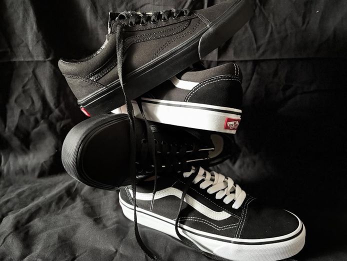 online-shoe-retailer-the-back-wall-for-sale-5