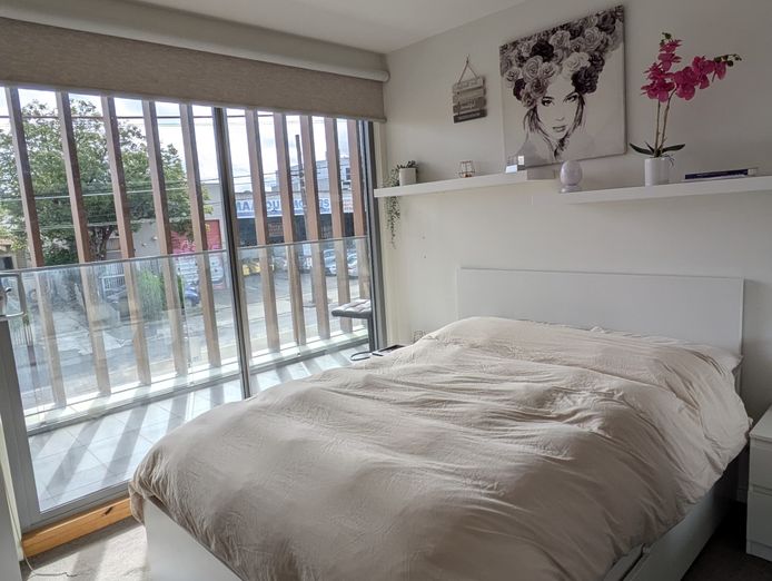 beauty-salon-2br-apartment-live-work-opportunity-7