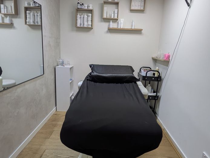 beauty-salon-2br-apartment-live-work-opportunity-3