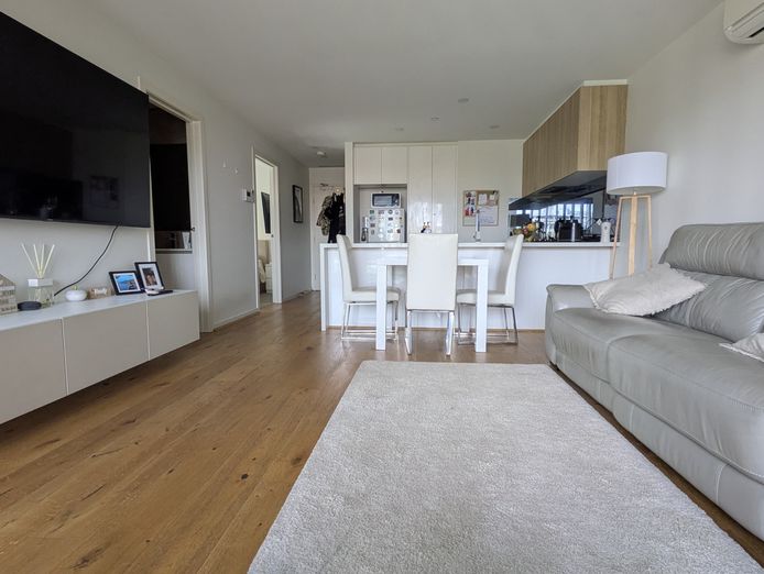 beauty-salon-2br-apartment-live-work-opportunity-5