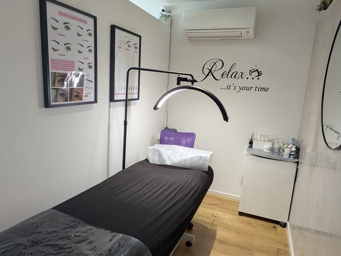 beauty-salon-2br-apartment-live-work-opportunity-2