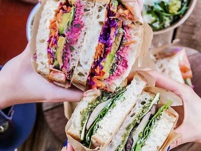 popular-acai-juice-smoothie-and-toastie-cafe-at-busy-chapel-st-2