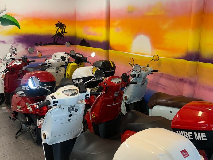 noosa-scooter-and-mini-moke-hire-aventura-hire-2