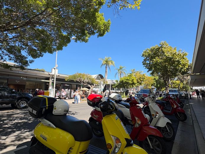 noosa-scooter-and-mini-moke-hire-aventura-hire-5