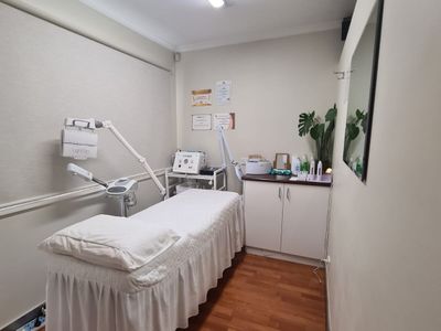 established-beauty-salon-including-equipment-with-database-for-sale-1