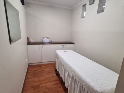 established-beauty-salon-including-equipment-with-database-for-sale-3