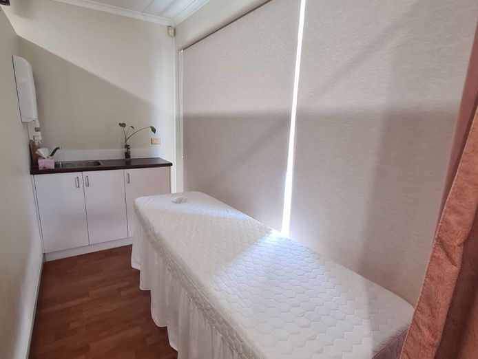 established-beauty-salon-including-equipment-with-database-for-sale-2