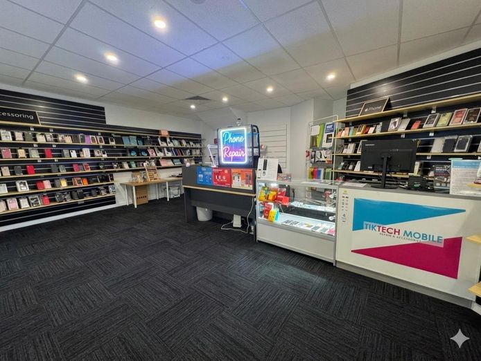 looking-for-a-new-owner-for-helensvale-mobile-phone-shop-4