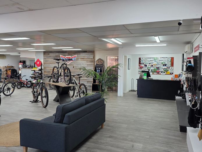long-standing-successful-bicycle-retailer-service-centre-4