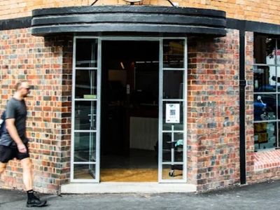 established-operating-pizza-bar-full-fit-out-prime-collingwood-corner-1
