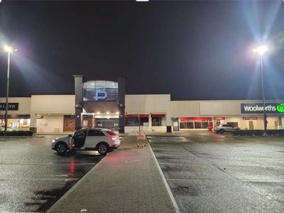 chicking-shopping-centre-entrance-highly-profitable-fully-equipped-7