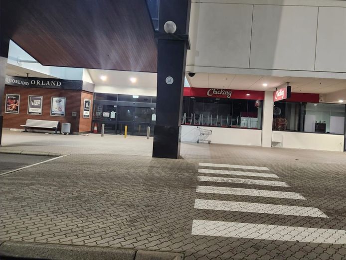 chicking-shopping-centre-entrance-highly-profitable-fully-equipped-6