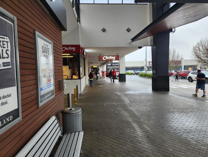 chicking-shopping-centre-entrance-highly-profitable-fully-equipped-1