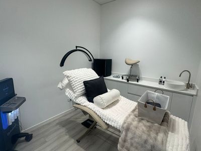 turnkey-beauty-skin-clinic-liverpool-cbd-5-treatment-rooms-low-rent-4