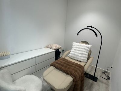 turnkey-beauty-skin-clinic-liverpool-cbd-5-treatment-rooms-low-rent-5