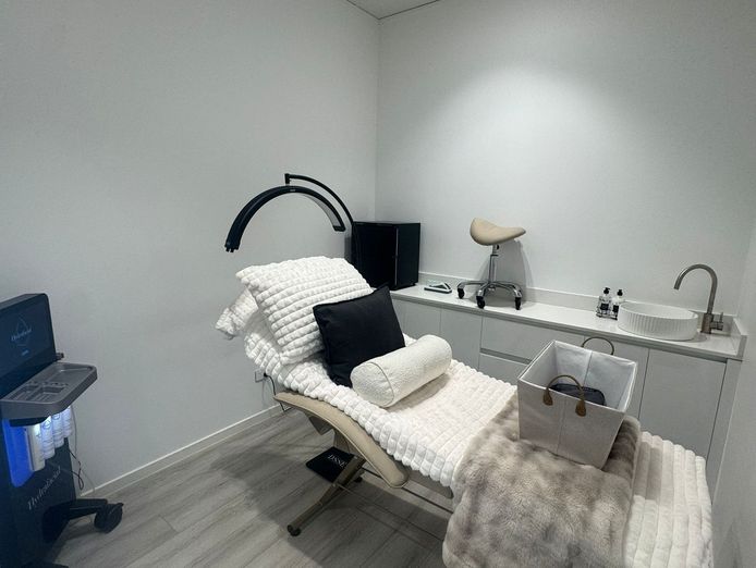 turnkey-beauty-skin-clinic-liverpool-cbd-5-treatment-rooms-low-rent-4