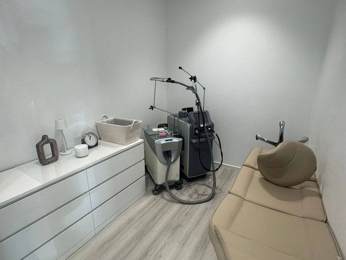 turnkey-beauty-skin-clinic-liverpool-cbd-5-treatment-rooms-low-rent-6
