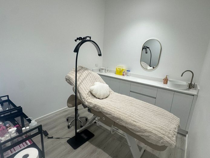 turnkey-beauty-skin-clinic-liverpool-cbd-5-treatment-rooms-low-rent-7