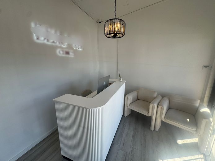 turnkey-beauty-skin-clinic-liverpool-cbd-5-treatment-rooms-low-rent-0