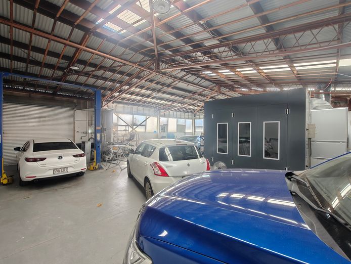 rocklea-mechanic-smash-repair-workshop-for-sale-1