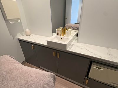 stunning-turnkey-beauty-salon-4