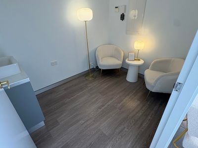 stunning-turnkey-beauty-salon-2