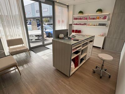 stunning-turnkey-beauty-salon-1