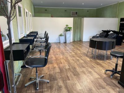 stylish-salon-with-strong-reputation-now-on-the-market-1