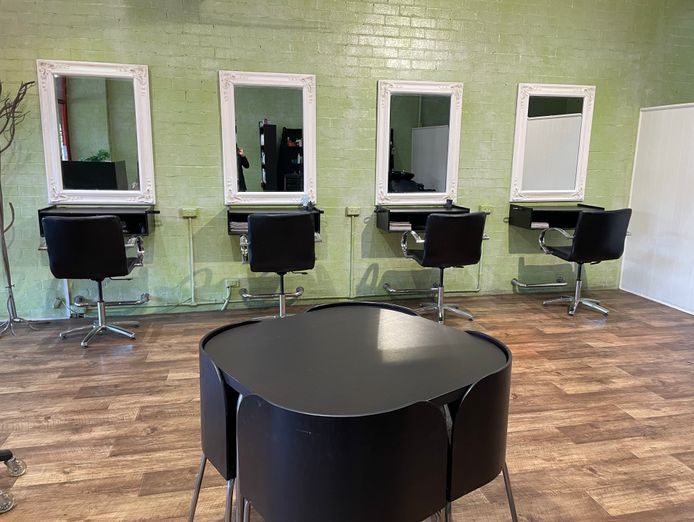 stylish-salon-with-strong-reputation-now-on-the-market-5